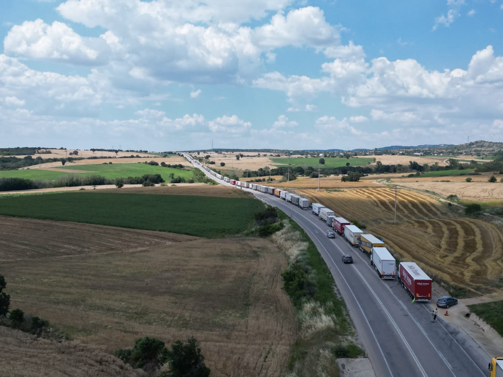 Edirne’den Bulgaristan’a açılan Hamzabeyli Sınır Kapısı’nda, Türkiye'nin ihraç ürünlerini Avrupa ülkelerine taşıyan TIR'lar yine kilometrelerce kuyruk oluşturdu. 